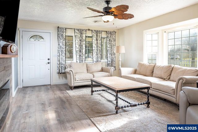 375 N 6th St, Harrisburg, OR 97446