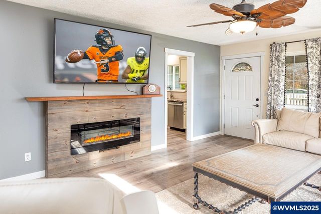 375 N 6th St, Harrisburg, OR 97446