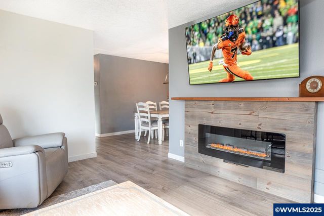 375 N 6th St, Harrisburg, OR 97446