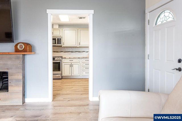 375 N 6th St, Harrisburg, OR 97446