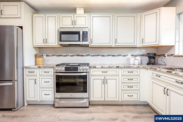 375 N 6th St, Harrisburg, OR 97446