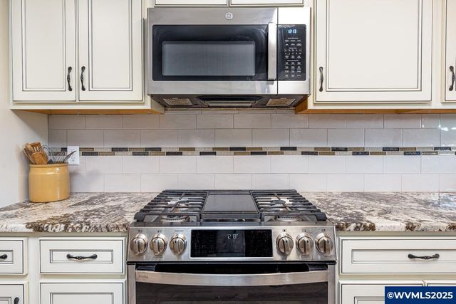 375 N 6th St, Harrisburg, OR 97446