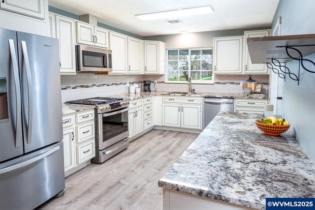 375 N 6th St, Harrisburg, OR 97446