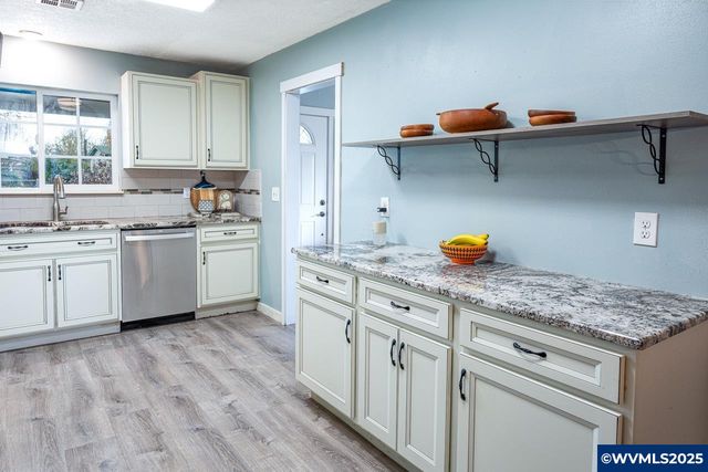 375 N 6th St, Harrisburg, OR 97446