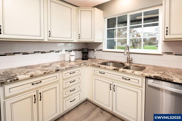 375 N 6th St, Harrisburg, OR 97446