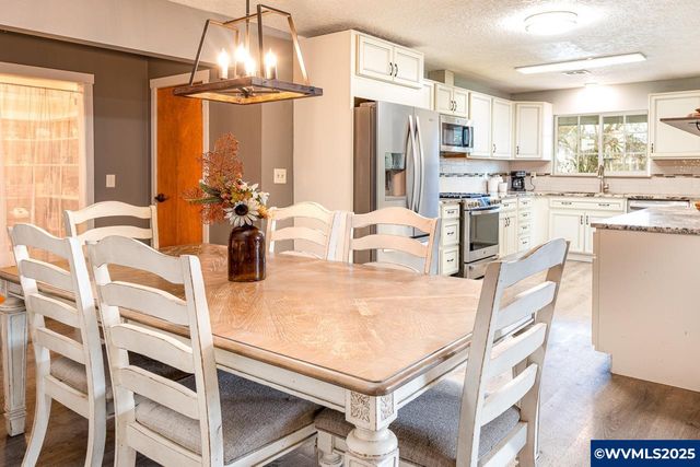 375 N 6th St, Harrisburg, OR 97446