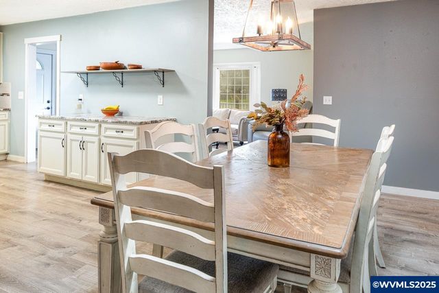 375 N 6th St, Harrisburg, OR 97446