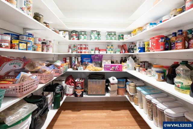 375 N 6th St, Harrisburg, OR 97446