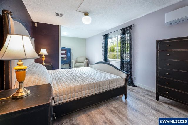 375 N 6th St, Harrisburg, OR 97446