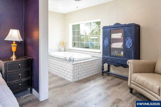 375 N 6th St, Harrisburg, OR 97446