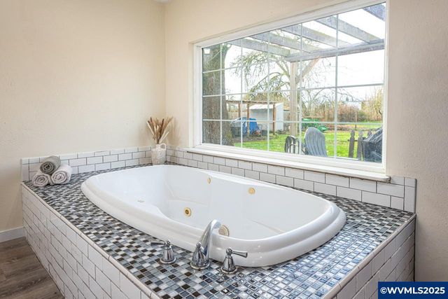 375 N 6th St, Harrisburg, OR 97446