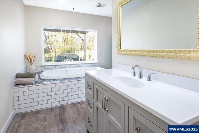 375 N 6th St, Harrisburg, OR 97446