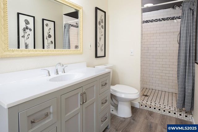 375 N 6th St, Harrisburg, OR 97446