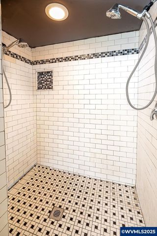 375 N 6th St, Harrisburg, OR 97446