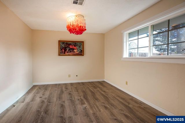 375 N 6th St, Harrisburg, OR 97446