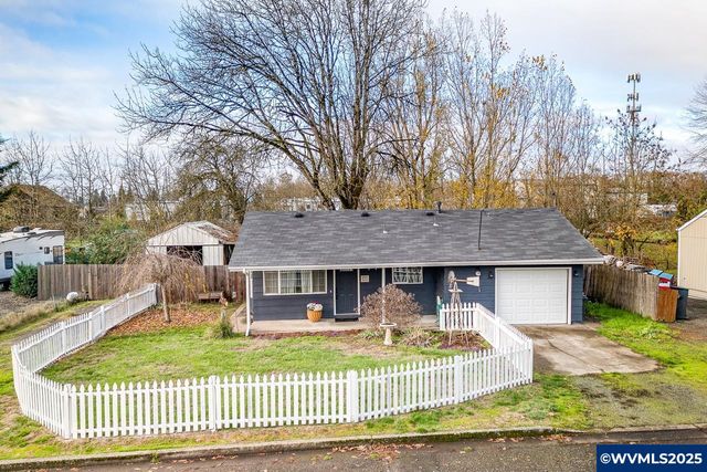 375 N 6th St, Harrisburg, OR 97446