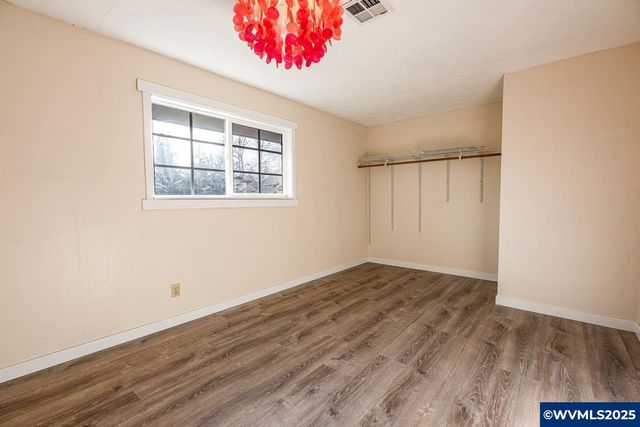 375 N 6th St, Harrisburg, OR 97446