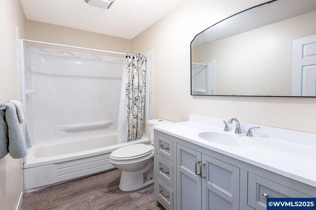 375 N 6th St, Harrisburg, OR 97446