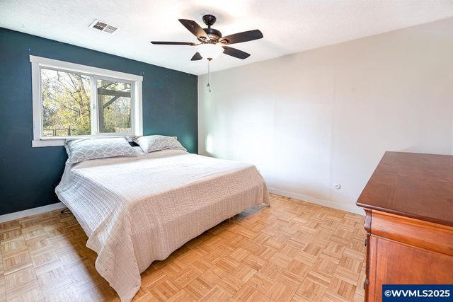 375 N 6th St, Harrisburg, OR 97446