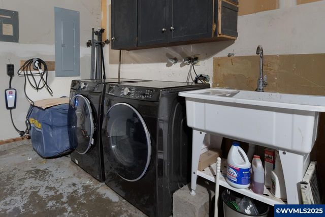 375 N 6th St, Harrisburg, OR 97446