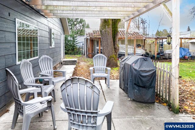 375 N 6th St, Harrisburg, OR 97446