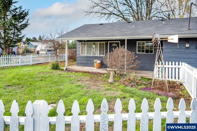 375 N 6th St, Harrisburg, OR 97446