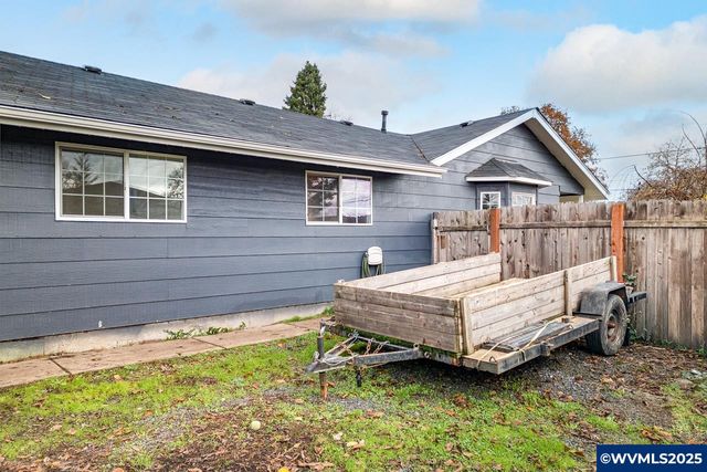 375 N 6th St, Harrisburg, OR 97446