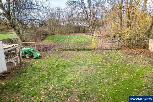 375 N 6th St, Harrisburg, OR 97446