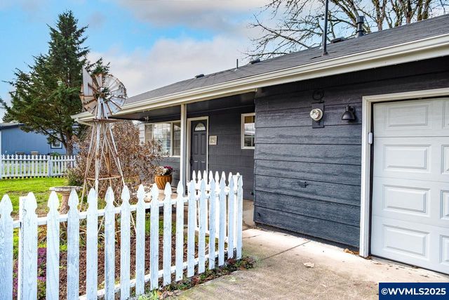 375 N 6th St, Harrisburg, OR 97446