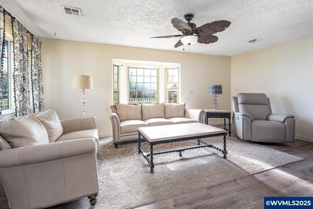 375 N 6th St, Harrisburg, OR 97446