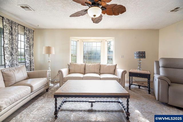 375 N 6th St, Harrisburg, OR 97446