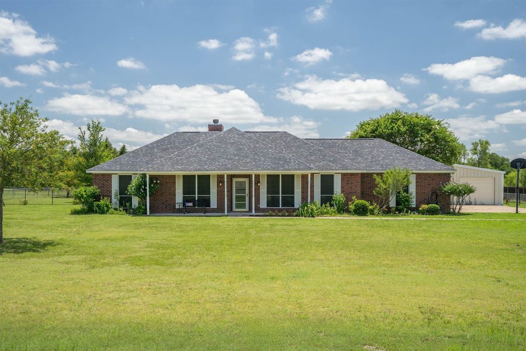 697 Meadowview Circle, Van Alstyne, TX 75495