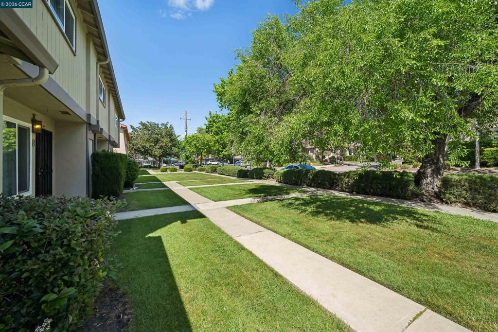 Image 2 of property listing at 1895 Landana B, Concord, CA 94519