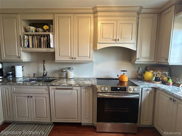 2350 W 14 Mile Road 2, Royal Oak, MI 48073