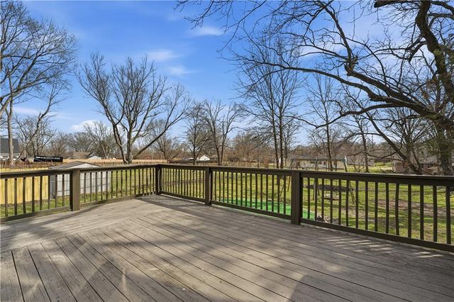 305 NE Forest Avenue, Lee's Summit, MO 64063