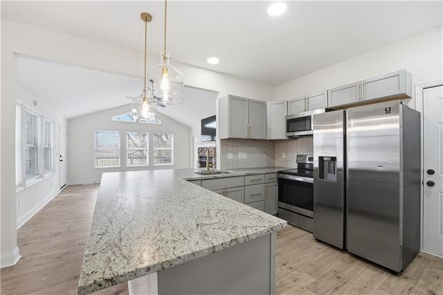 305 NE Forest Avenue, Lee's Summit, MO 64063