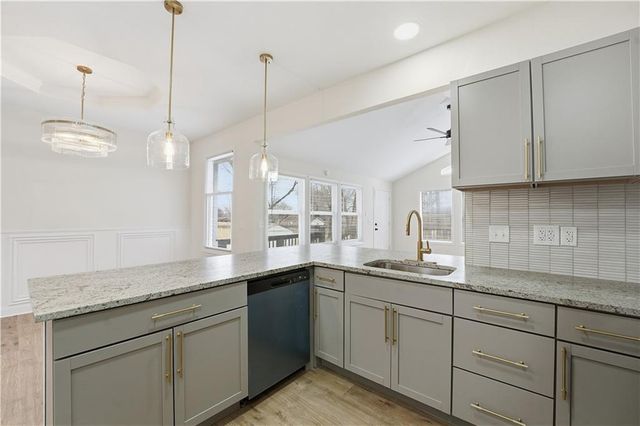 305 NE Forest Avenue, Lee's Summit, MO 64063