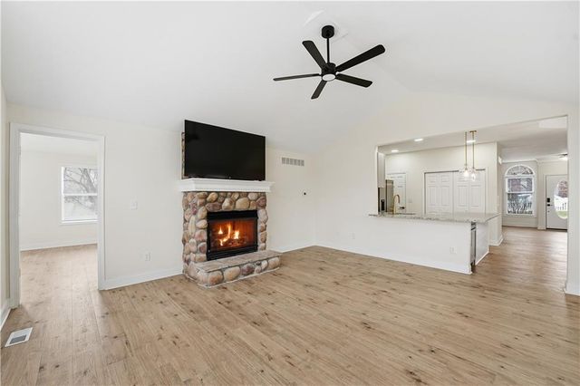 305 NE Forest Avenue, Lee's Summit, MO 64063