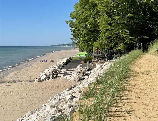 7250 Beverly Drive, South Haven, MI 49090
