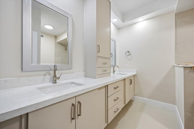 651 Bering Drive 402, Houston, TX 77057