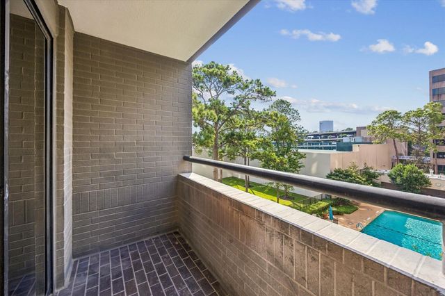 651 Bering Drive 402, Houston, TX 77057