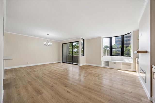 651 Bering Drive 402, Houston, TX 77057