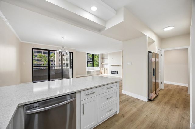 651 Bering Drive 402, Houston, TX 77057