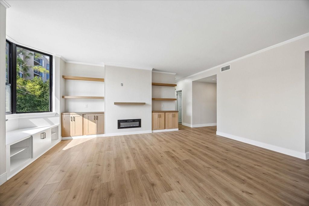 651 Bering Drive 402, Houston, TX 77057