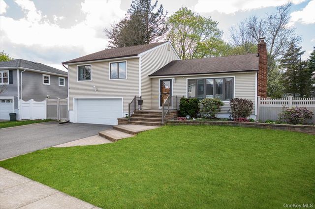 29 Audley Circle, Plainview, NY 11803