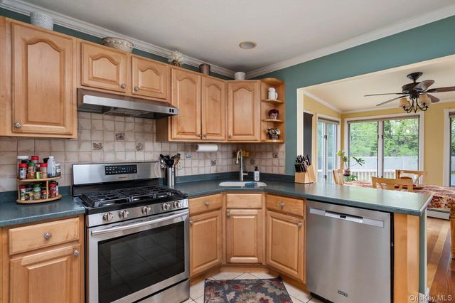 29 Audley Circle, Plainview, NY 11803