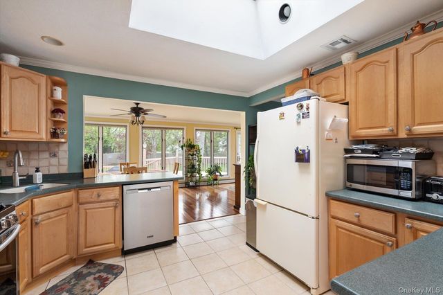 29 Audley Circle, Plainview, NY 11803