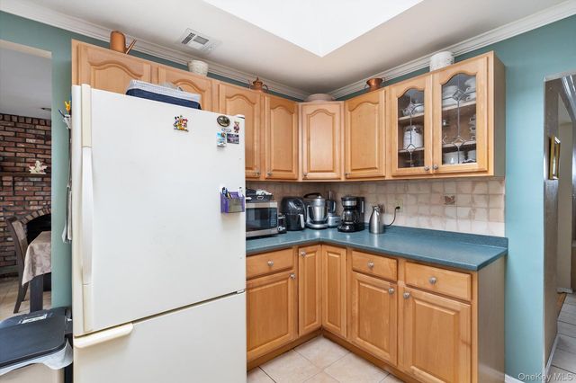 29 Audley Circle, Plainview, NY 11803