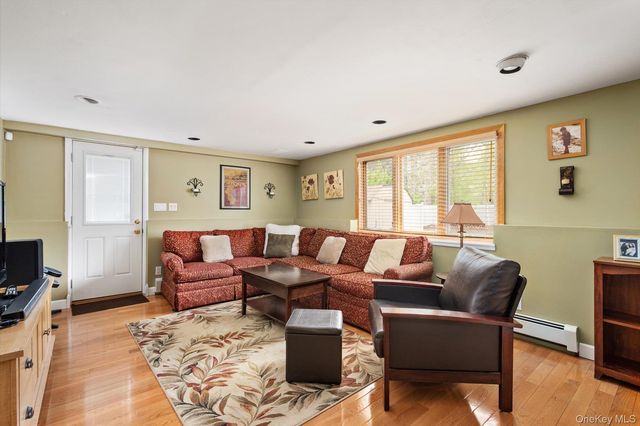 29 Audley Circle, Plainview, NY 11803