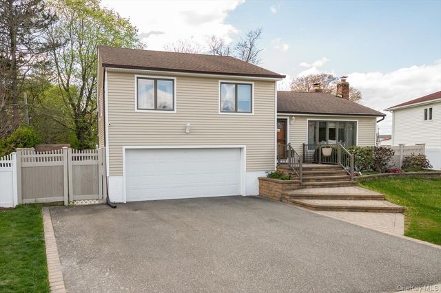 29 Audley Circle, Plainview, NY 11803